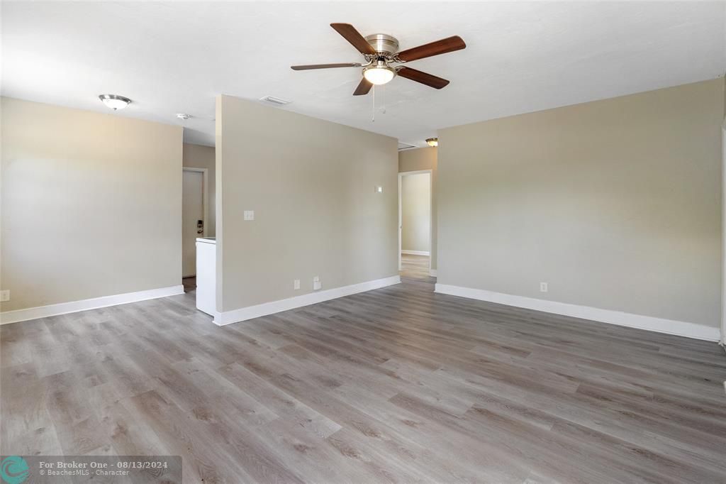 Active With Contract: $299,900 (2 beds, 1 baths, 720 Square Feet)