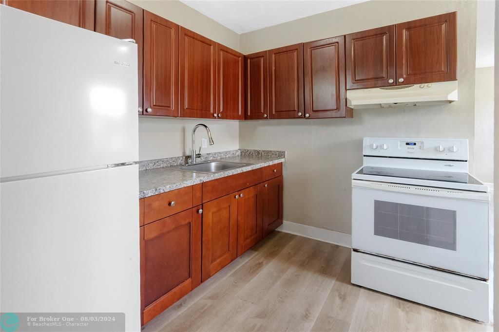 Active With Contract: $299,900 (2 beds, 1 baths, 720 Square Feet)