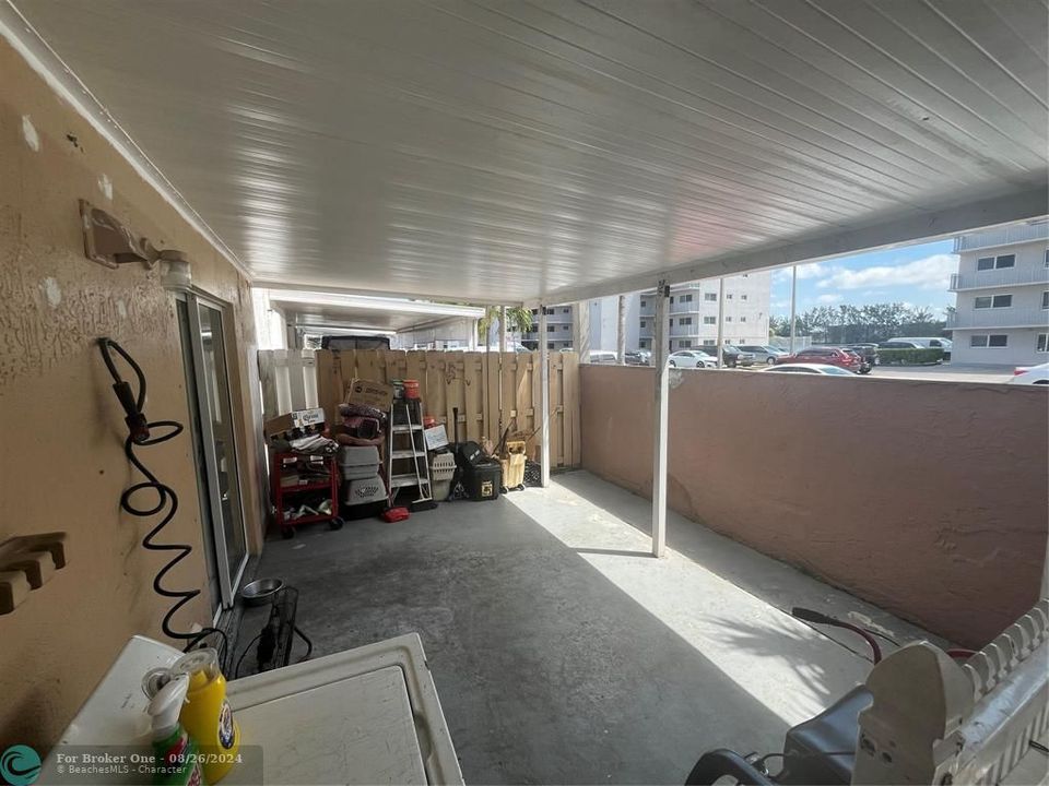 Active With Contract: $325,000 (2 beds, 2 baths, 996 Square Feet)