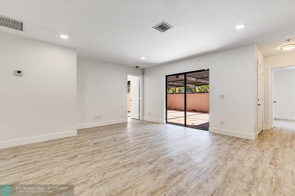 Active With Contract: $315,000 (2 beds, 2 baths, 1002 Square Feet)