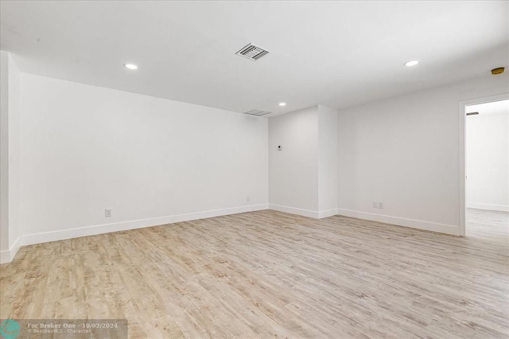 Recently Sold: $315,000 (2 beds, 2 baths, 1002 Square Feet)