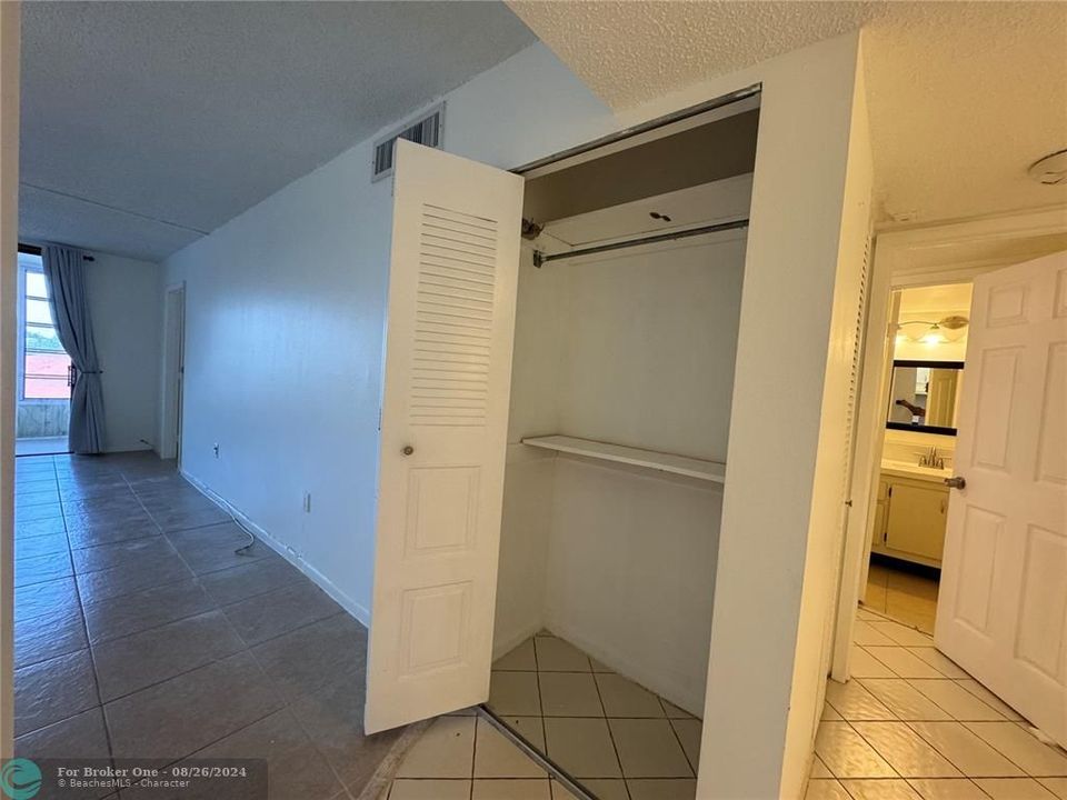 For Sale: $157,000 (1 beds, 1 baths, 830 Square Feet)