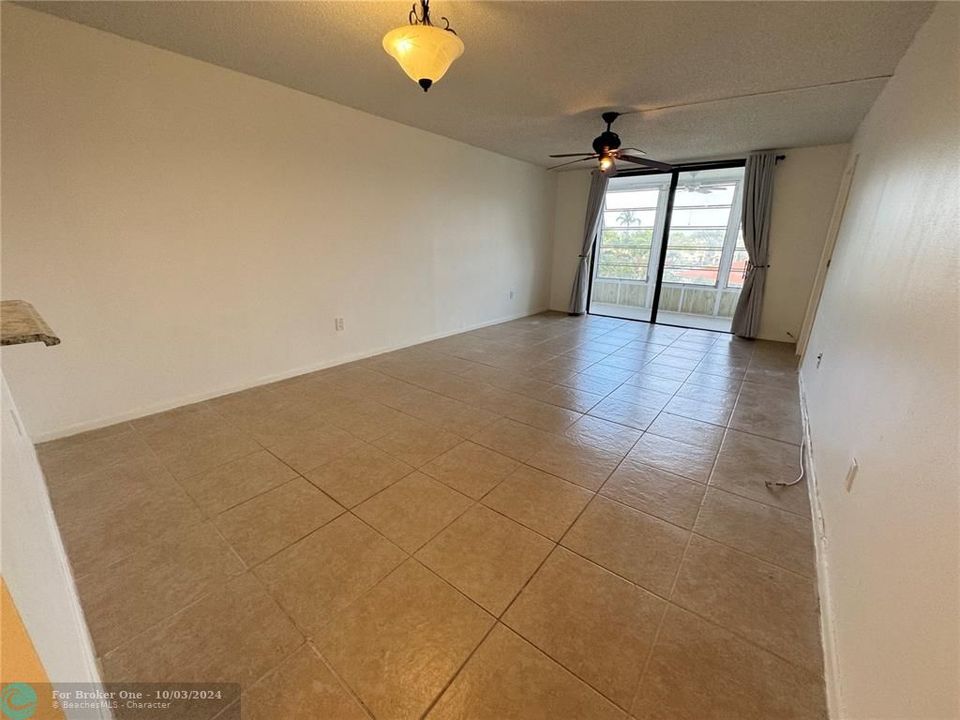 For Sale: $157,000 (1 beds, 1 baths, 830 Square Feet)