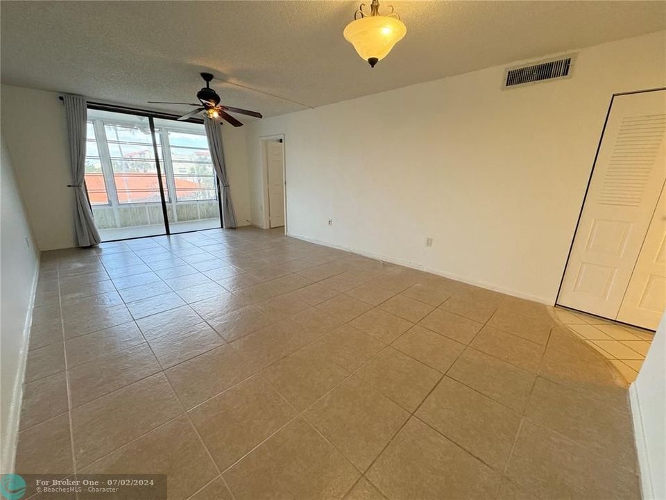 For Sale: $157,000 (1 beds, 1 baths, 830 Square Feet)