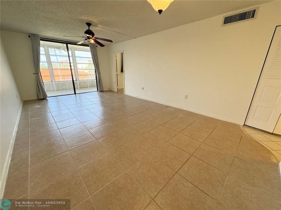 For Sale: $157,000 (1 beds, 1 baths, 830 Square Feet)