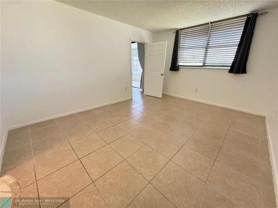 For Sale: $157,000 (1 beds, 1 baths, 830 Square Feet)