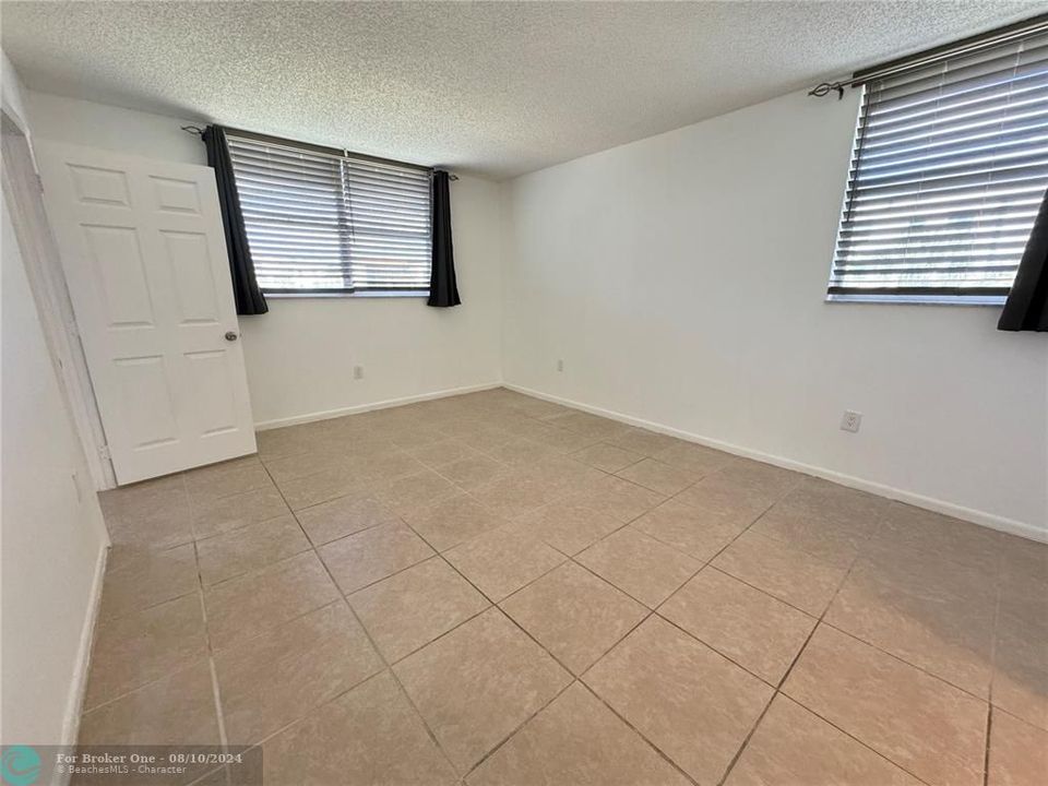 For Sale: $157,000 (1 beds, 1 baths, 830 Square Feet)