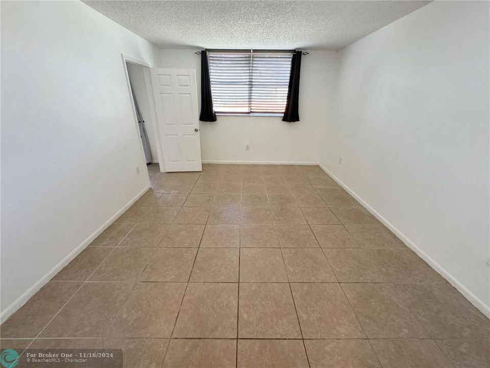 For Sale: $157,000 (1 beds, 1 baths, 830 Square Feet)