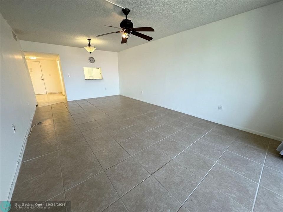 For Sale: $157,000 (1 beds, 1 baths, 830 Square Feet)