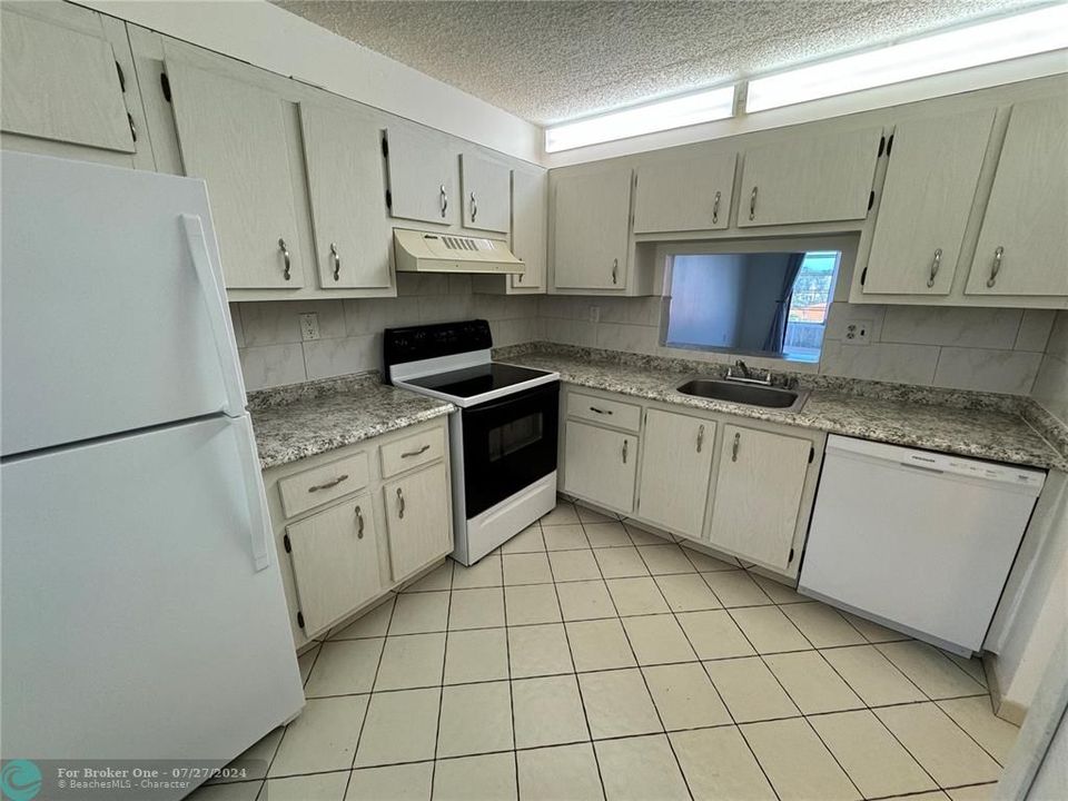 For Sale: $157,000 (1 beds, 1 baths, 830 Square Feet)