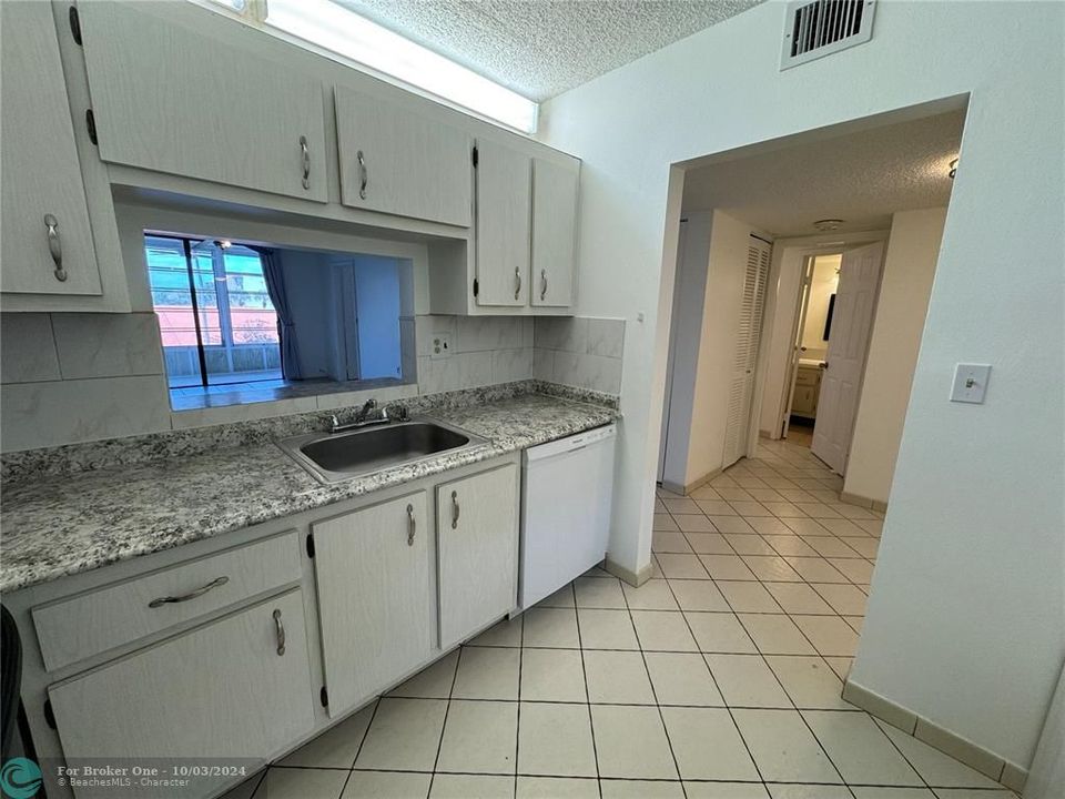 For Sale: $157,000 (1 beds, 1 baths, 830 Square Feet)