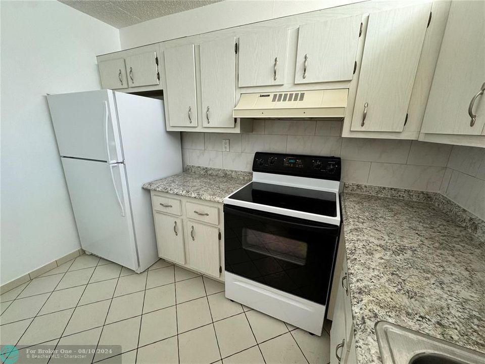 For Sale: $157,000 (1 beds, 1 baths, 830 Square Feet)