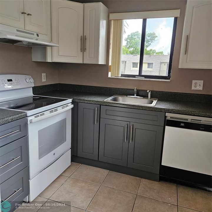 Active With Contract: $1,800 (2 beds, 2 baths, 900 Square Feet)