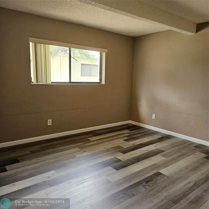 Active With Contract: $1,800 (2 beds, 2 baths, 900 Square Feet)