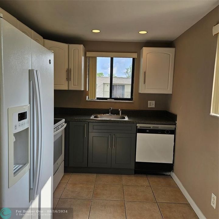 Active With Contract: $1,800 (2 beds, 2 baths, 900 Square Feet)