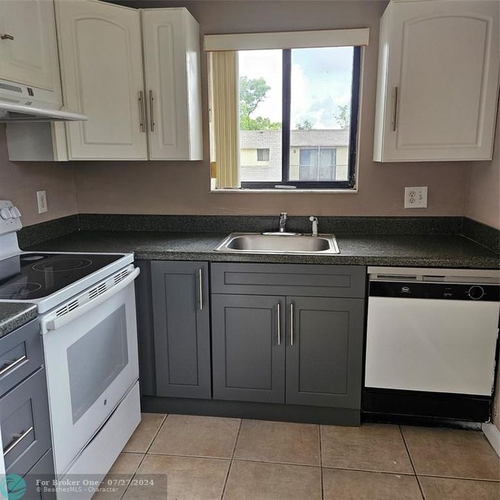 Active With Contract: $1,800 (2 beds, 2 baths, 900 Square Feet)