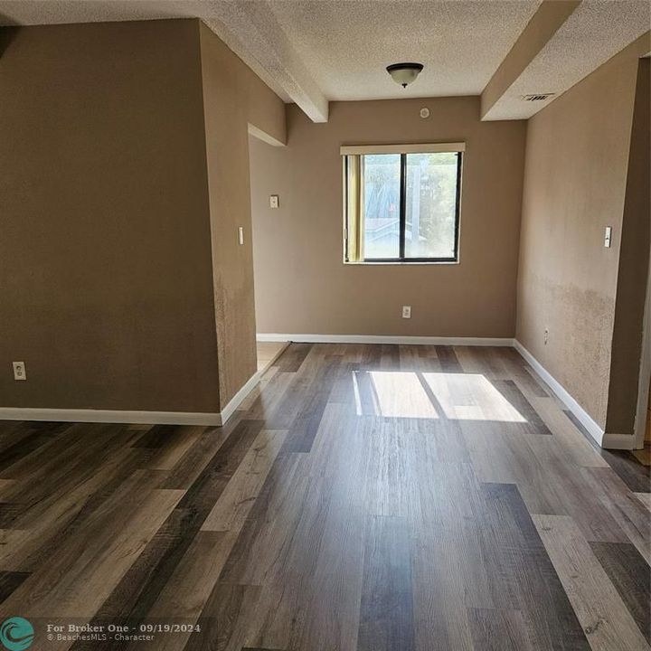 Active With Contract: $1,800 (2 beds, 2 baths, 900 Square Feet)