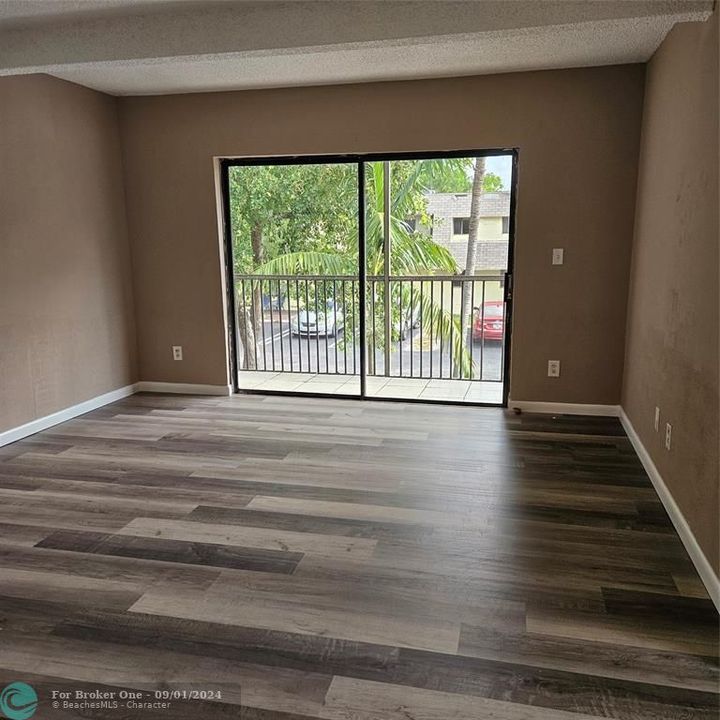 Active With Contract: $1,800 (2 beds, 2 baths, 900 Square Feet)