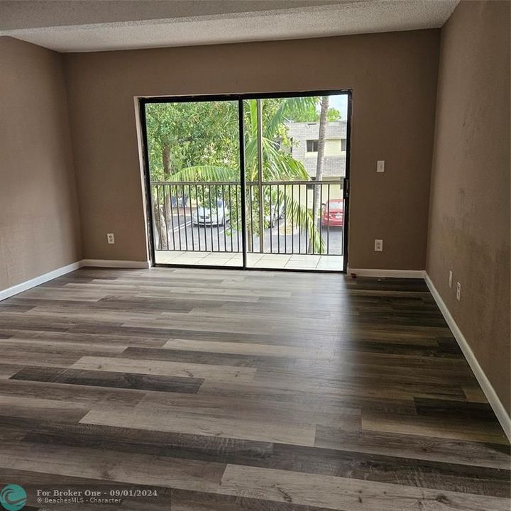 Active With Contract: $1,800 (2 beds, 2 baths, 900 Square Feet)