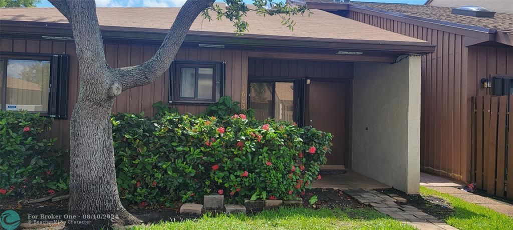 Recently Rented: $3,000 (3 beds, 2 baths, 1342 Square Feet)