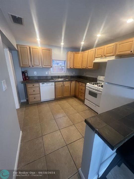 Recently Rented: $2,400 (2 beds, 1 baths, 1117 Square Feet)