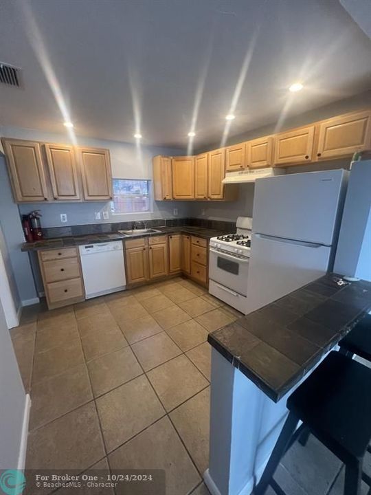 Recently Rented: $2,400 (2 beds, 1 baths, 1117 Square Feet)