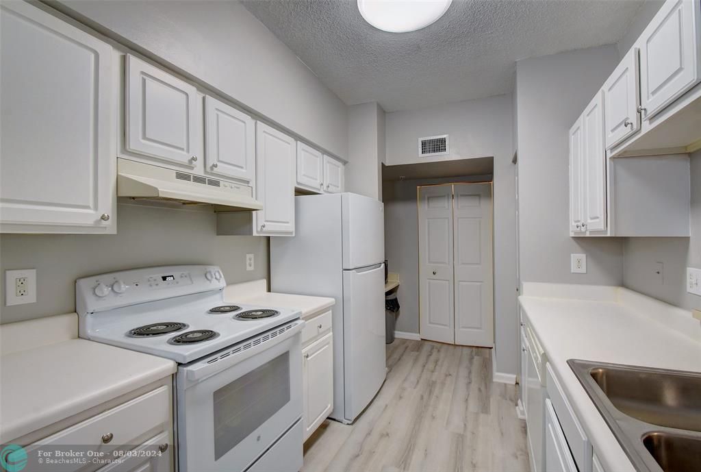 Active With Contract: $2,100 (2 beds, 2 baths, 1152 Square Feet)
