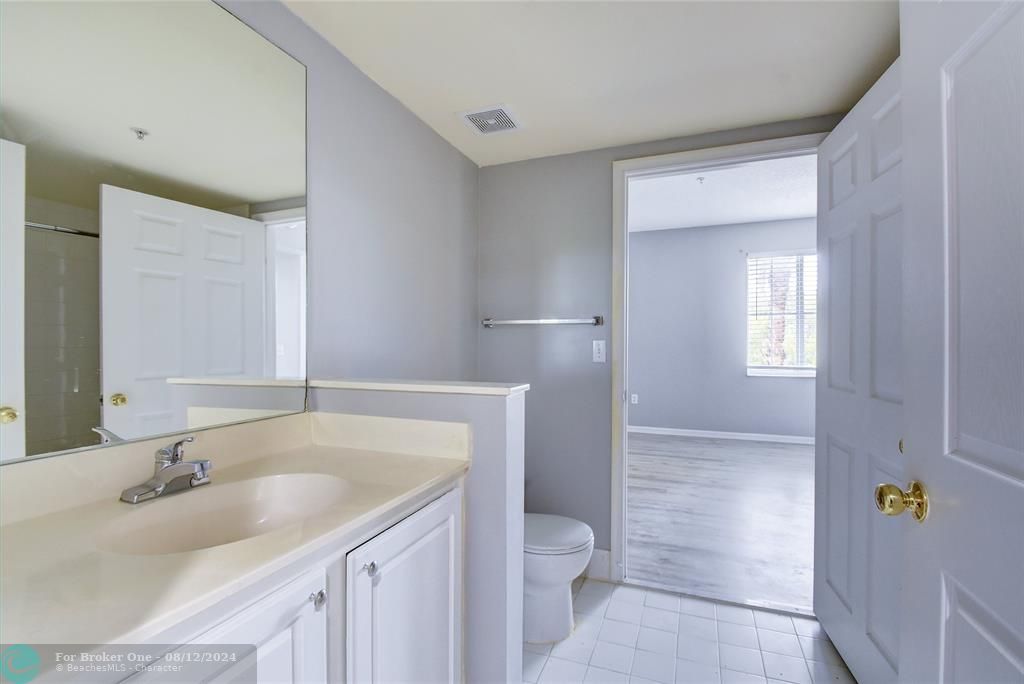 Active With Contract: $2,100 (2 beds, 2 baths, 1152 Square Feet)