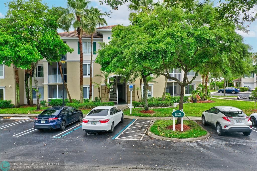 Active With Contract: $2,100 (2 beds, 2 baths, 1152 Square Feet)