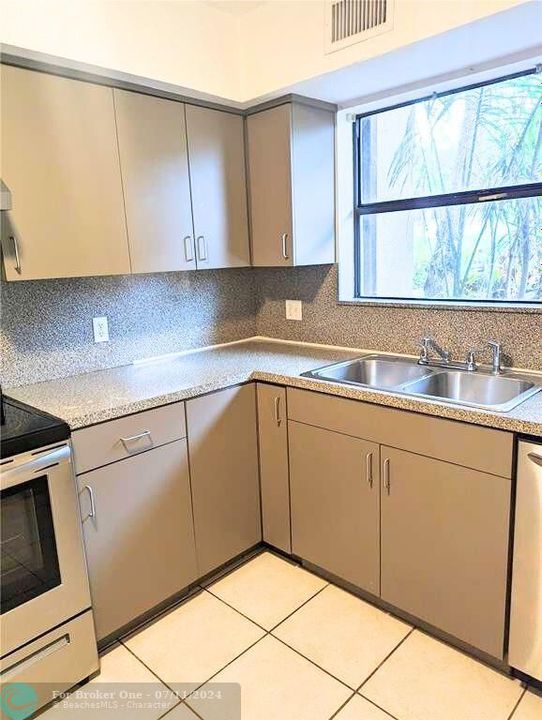 For Rent: $2,300 (2 beds, 1 baths, 1362 Square Feet)