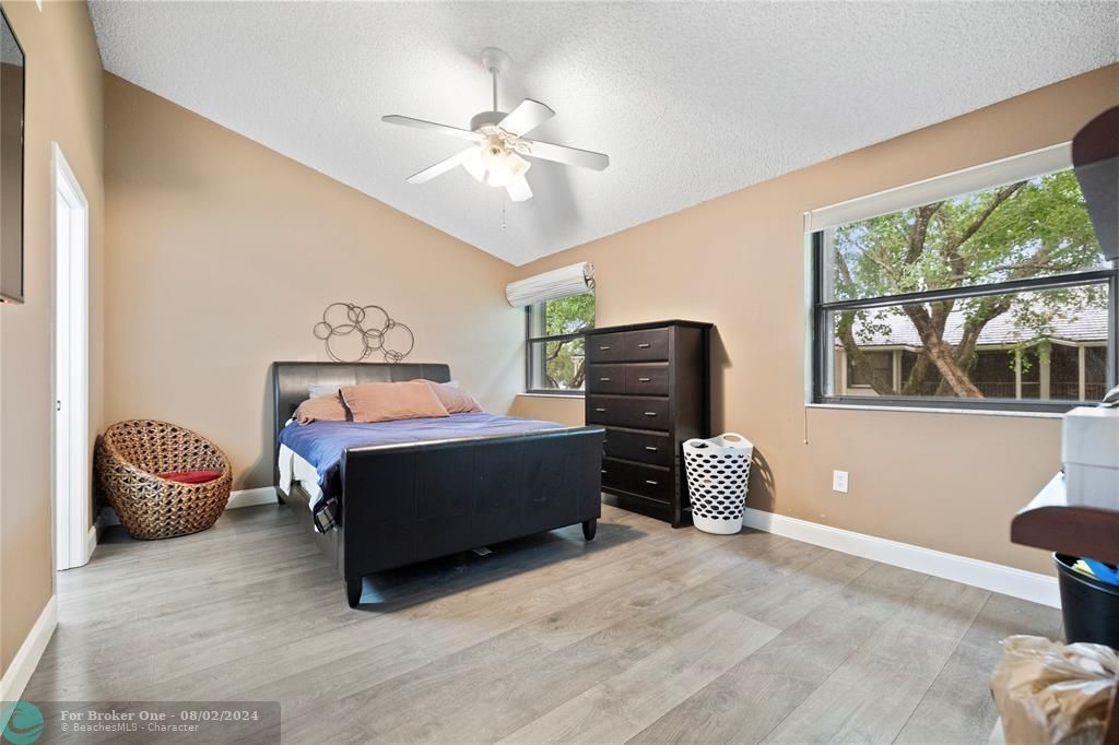 Recently Sold: $380,000 (2 beds, 2 baths, 1120 Square Feet)