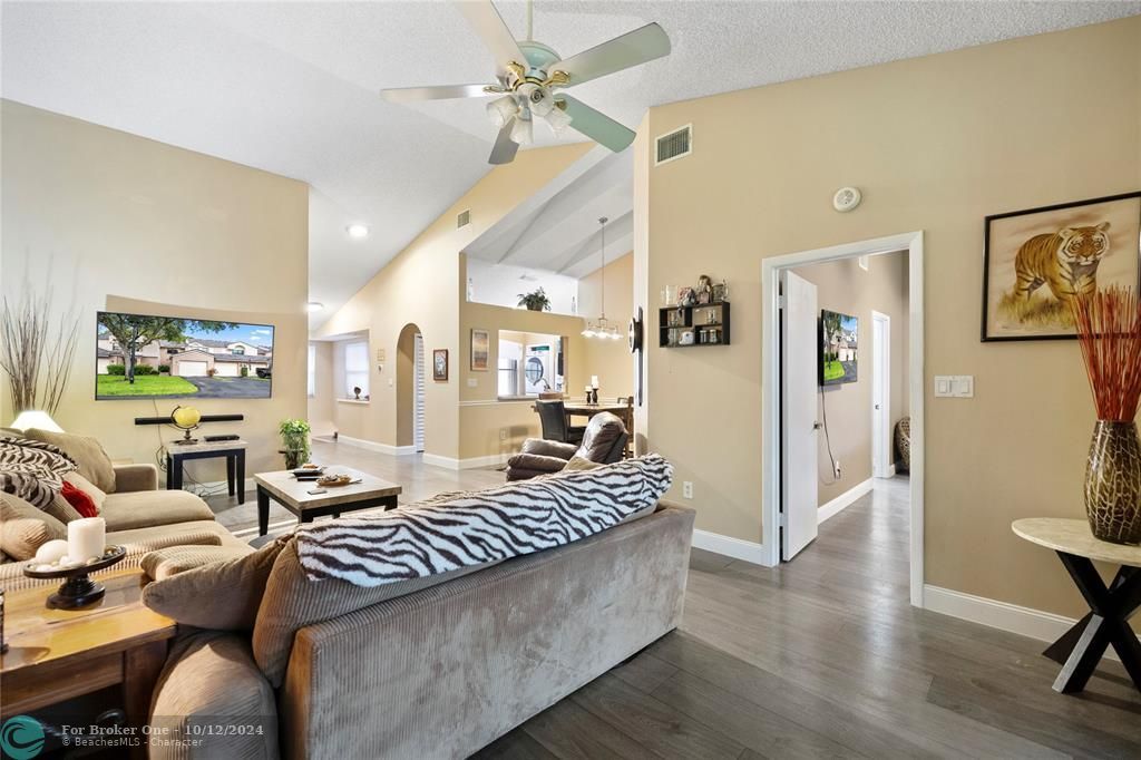 Recently Sold: $380,000 (2 beds, 2 baths, 1120 Square Feet)