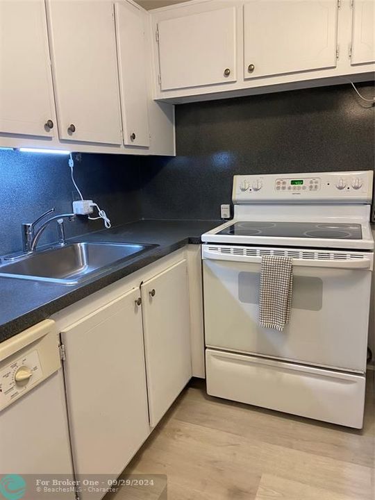 For Sale: $123,900 (1 beds, 1 baths, 603 Square Feet)