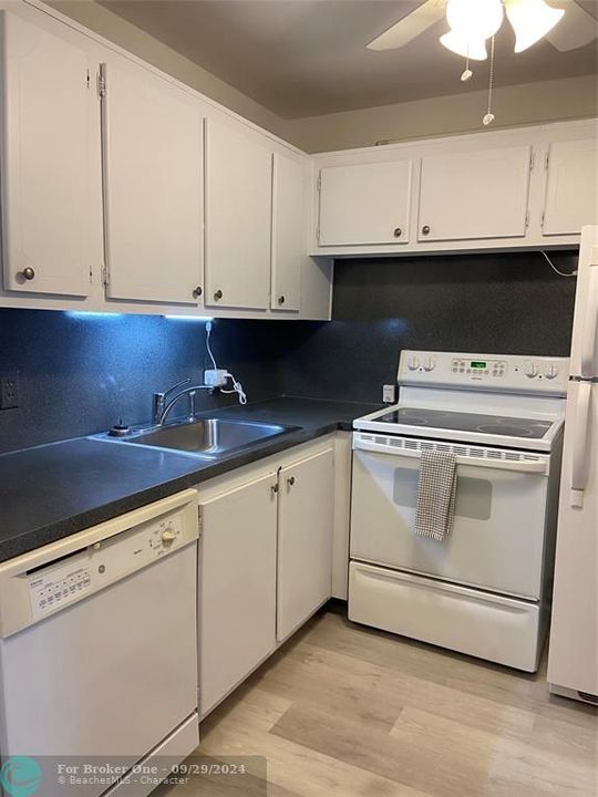 For Sale: $123,900 (1 beds, 1 baths, 603 Square Feet)