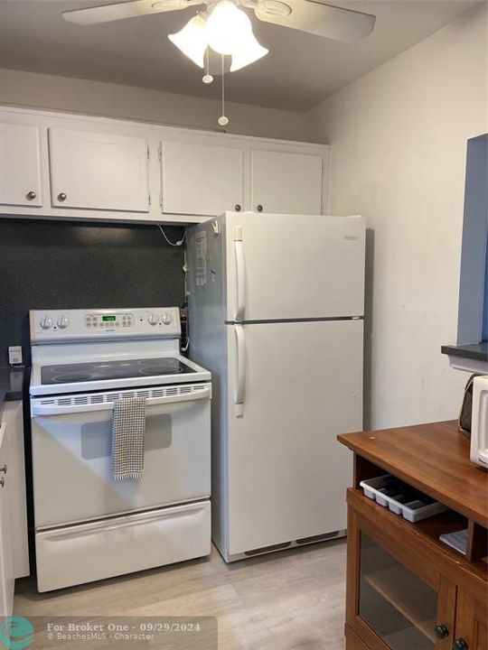 For Sale: $123,900 (1 beds, 1 baths, 603 Square Feet)