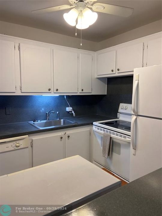 For Sale: $123,900 (1 beds, 1 baths, 603 Square Feet)