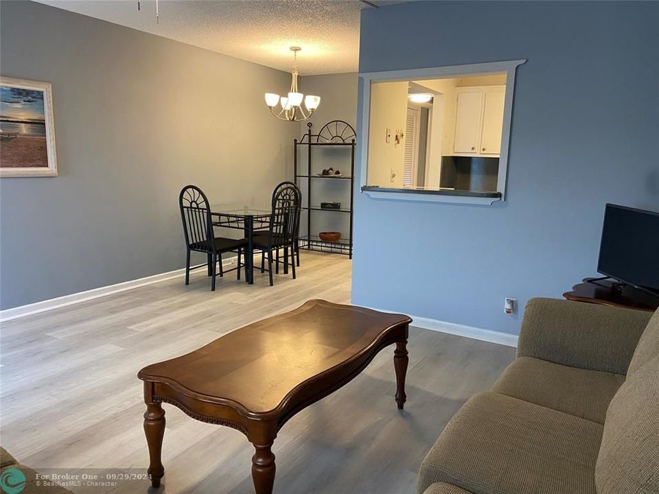 For Sale: $123,900 (1 beds, 1 baths, 603 Square Feet)