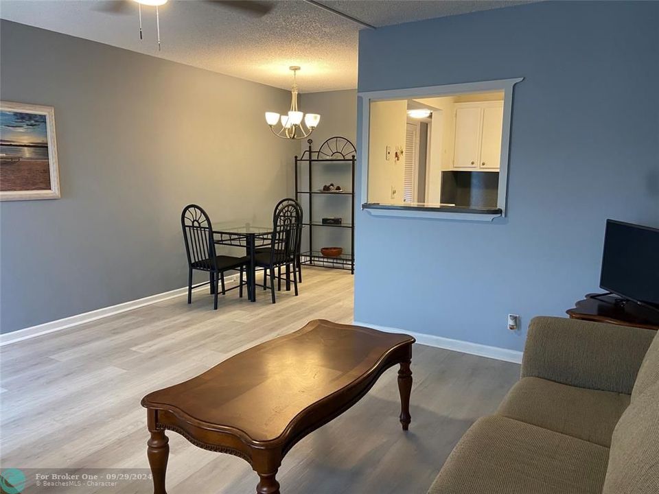 For Sale: $123,900 (1 beds, 1 baths, 603 Square Feet)