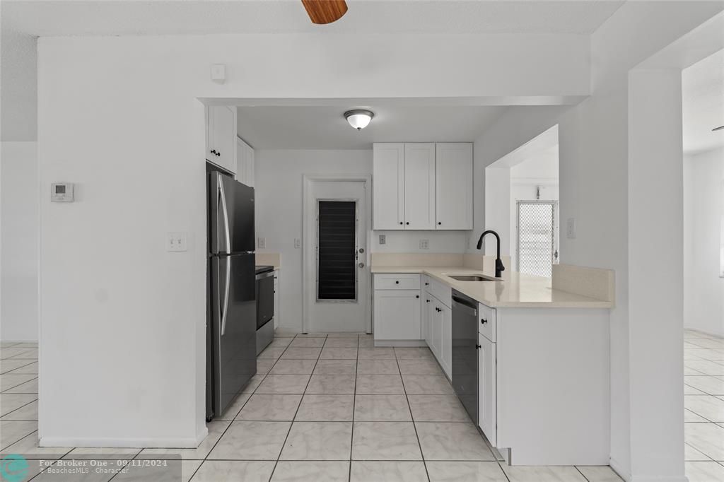 Active With Contract: $289,900 (2 beds, 1 baths, 1082 Square Feet)