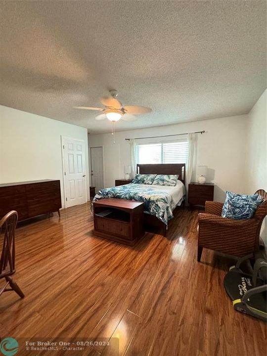 Active With Contract: $1,950 (1 beds, 1 baths, 830 Square Feet)