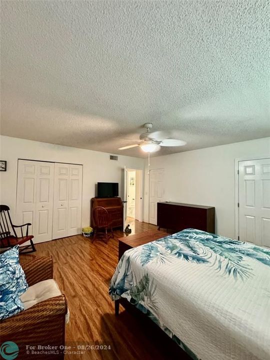 Active With Contract: $1,950 (1 beds, 1 baths, 830 Square Feet)