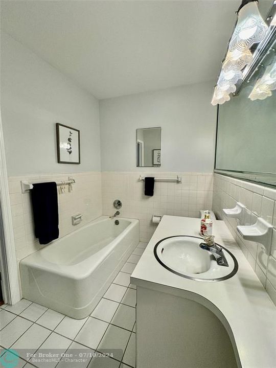 Active With Contract: $1,950 (1 beds, 1 baths, 830 Square Feet)