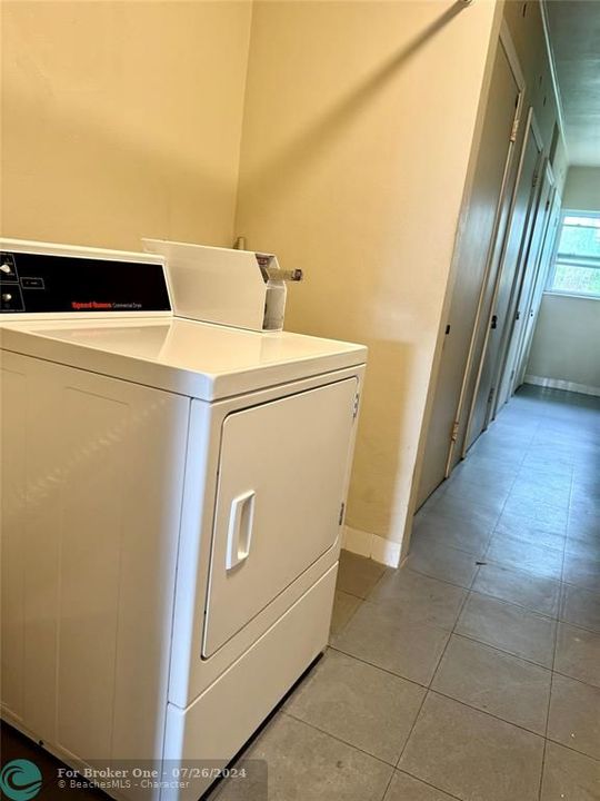 Active With Contract: $1,950 (1 beds, 1 baths, 830 Square Feet)