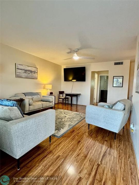 Active With Contract: $1,950 (1 beds, 1 baths, 830 Square Feet)