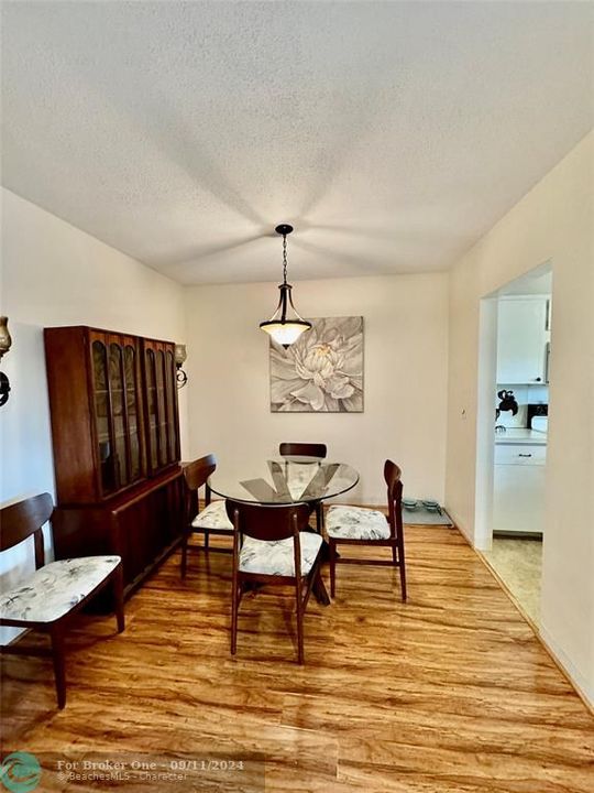 Active With Contract: $1,950 (1 beds, 1 baths, 830 Square Feet)