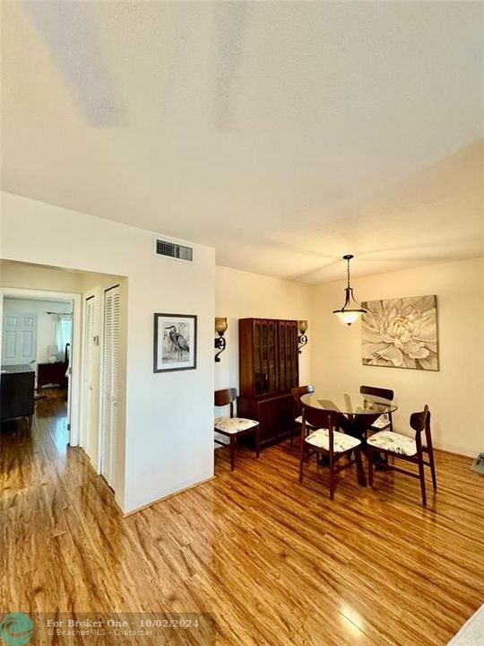 Active With Contract: $1,950 (1 beds, 1 baths, 830 Square Feet)