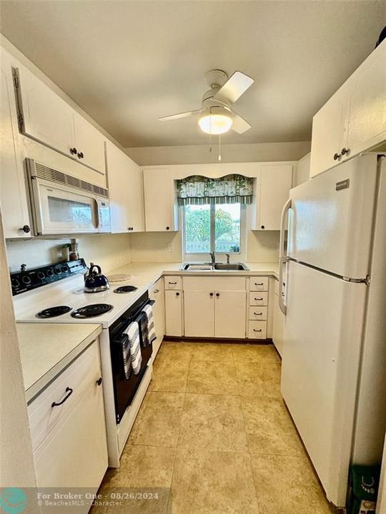 Active With Contract: $1,950 (1 beds, 1 baths, 830 Square Feet)