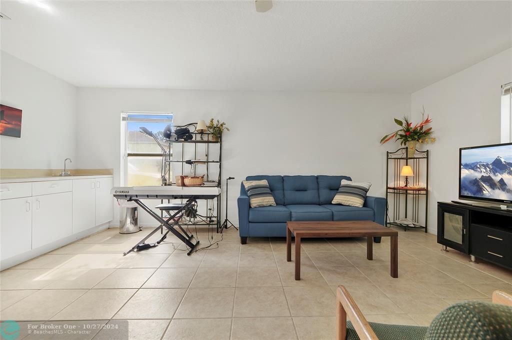 Active With Contract: $1,000 (1 beds, 1 baths, 0 Square Feet)