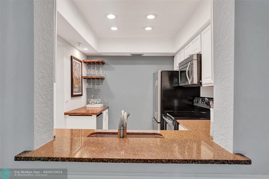 Active With Contract: $210,000 (1 beds, 1 baths, 775 Square Feet)