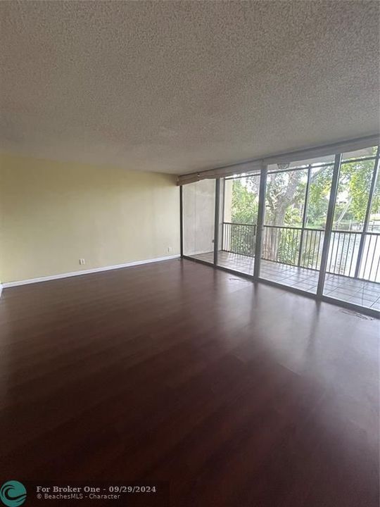 En Venta: $299,000 (2 camas, 2 baños, 1300 Pies cuadrados)